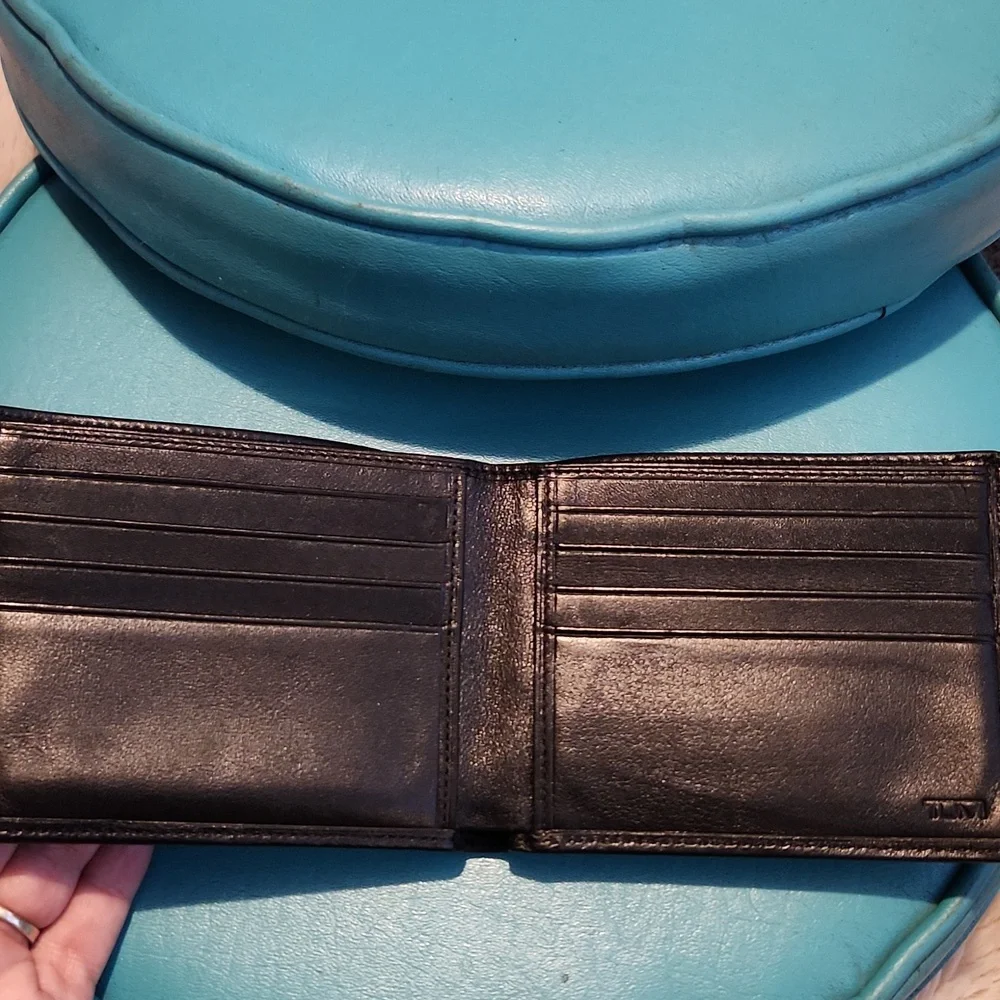 Tumi Bifold Wallet Multiple Card Slots - 2 Places for paper bills